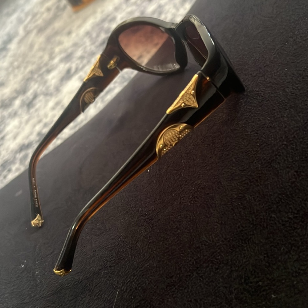 Chic Black Sunglasses with Gold Accents - Picture 2 of 4